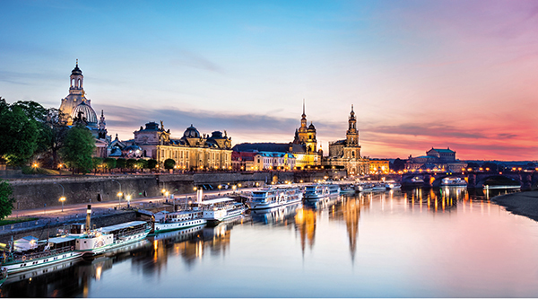 Blick über die Elbe auf die Altstadt von Dresden