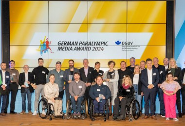 Abschlussfoto der GPMA-Preisverleihung mit allen Nominierten, Preisträgerinnen und Preisträgern, Laudatorinnen und Laudatoren und Moderatorin Ninia LaGrande. © DGUV / Wolfgang Bellwinkel